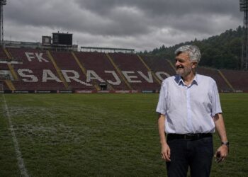 Srđan Mandić na stadionu FK Sarajevo Koševo pod tmurnim nebom