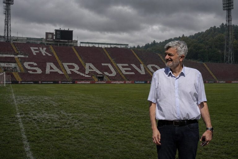 Srđan Mandić na stadionu FK Sarajevo Koševo pod tmurnim nebom